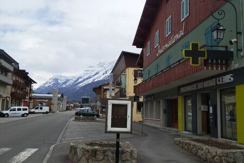 Bus stop N°323 : Pharmacy