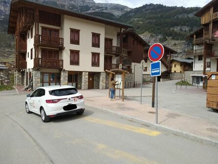 Bus stop N°306 : Cheese factory