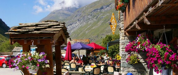 bonneval-sur-arc-ete-terrasse-du-bar-le-glacier-des-evettes