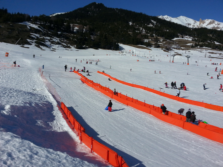 Piste de luge du front de neige