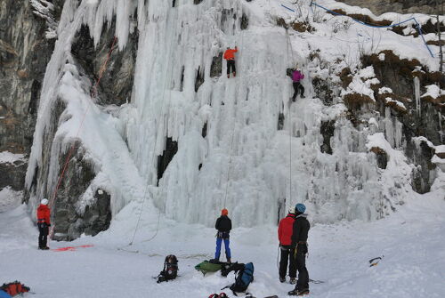 Cascade de glace semi artificielle du Rocher de la Barmette