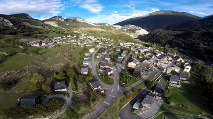 © Vue du village d'Avrieux en été - Mairie Avrieux