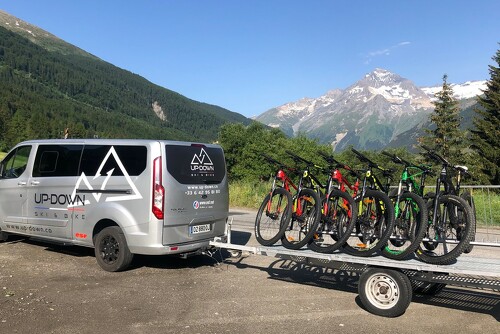 Omhoog, omlaag, skiën en fietsen