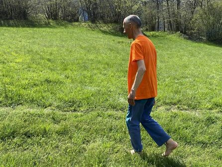 Walking barefoot on the Chemin du Petit Bonheur