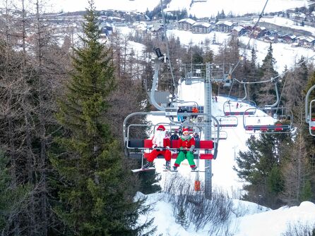 Le Père Noël accompagné de ses elfes sur les pistes.