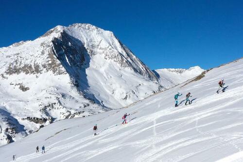 Loin des pistes balisées en ski de randonnée