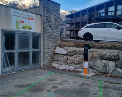 Borne de recharge pour véhicules électriques