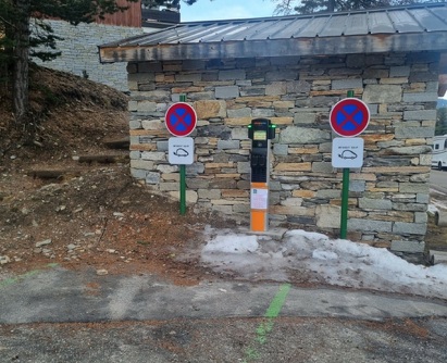 Charging station for electric vehicles