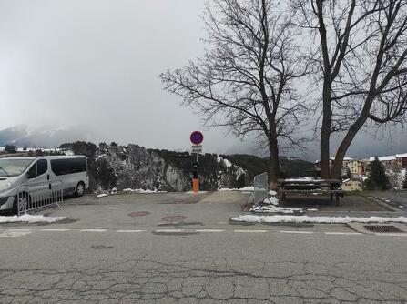 Charging station for electric vehicles