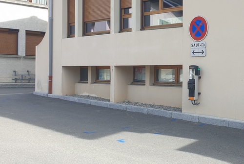 Electric vehicle charging station