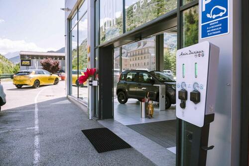 Borne de recharge pour véhicules électriques