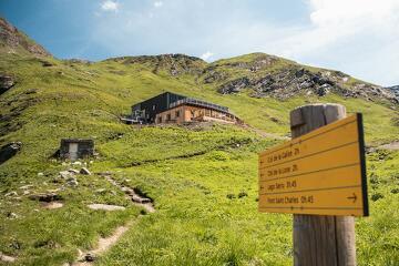 © Panneau de randonnées avec le refuge de Prariond au loin en été - Yann Allegre