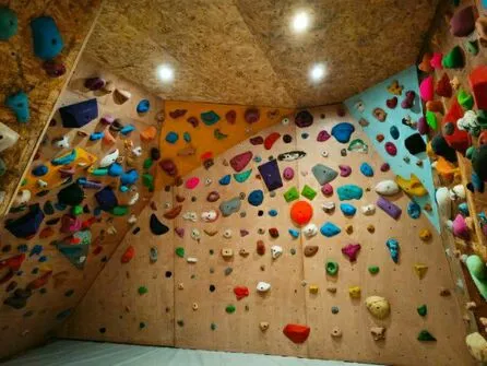 Initiation escalade de blocs encadrée