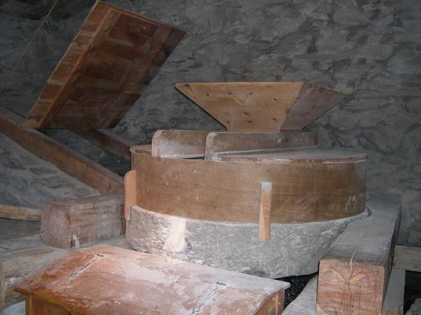 © Production de farine aux Moulins de Pralognan à Saint André - Association les Moulins de Pralognan de Saint André