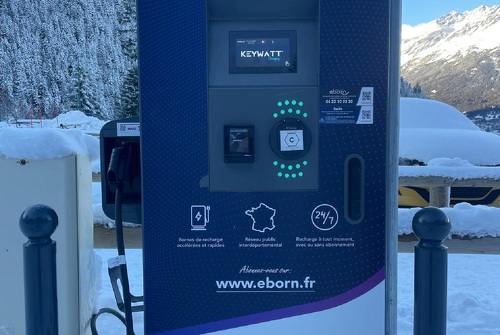 Borne de recharge pour véhicules électriques