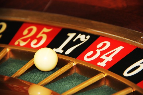 Le Grand Casino des Familles: Play, Win, Bid!