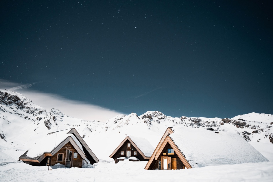 © Le refuge du Fond des Fours sous la neige en hiver la nuit - Yann Allegre