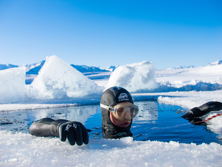 Démonstration de plongée sous glace en apnée