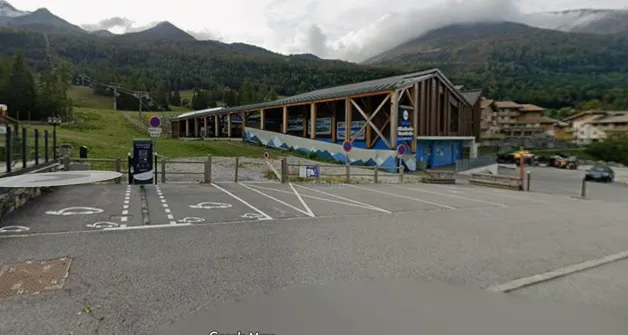 Electric vehicle charging station