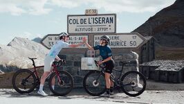 © Cyclistes au Col de l'Iseran - Elisa Vercueil - Val d'Isère Tourisme