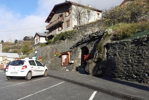 Arrêt de bus N°901 : Parking en aval de l'église