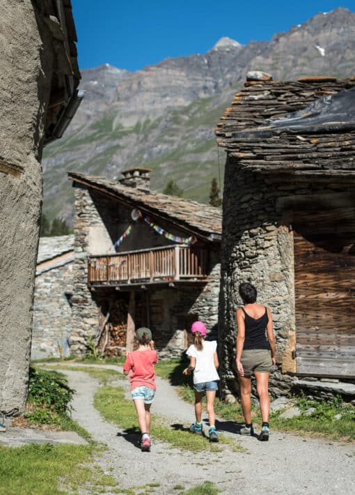 Randonnée itinérante en famille, Alpes, Bessans, vallée d'Avérole, hameau de La Goulaz