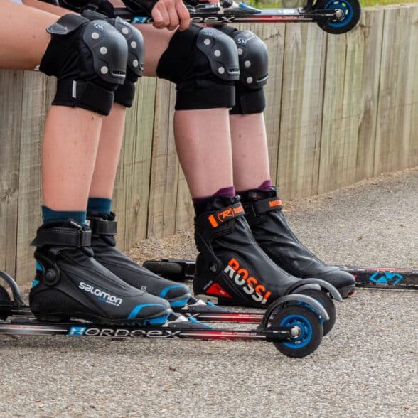 Les premiers pas hésitants sur les skis-roues