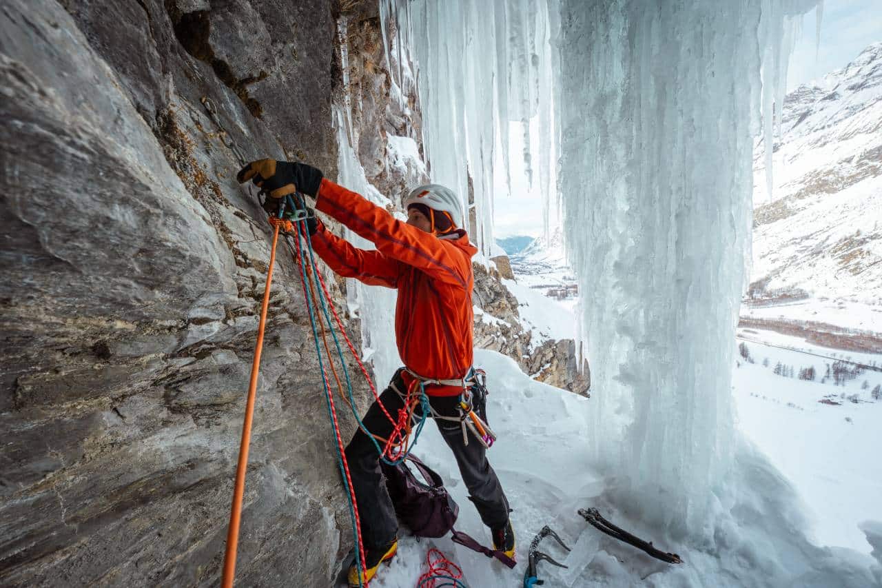 Grimpeur en pleine escalade de la cascade de glace de Bessans