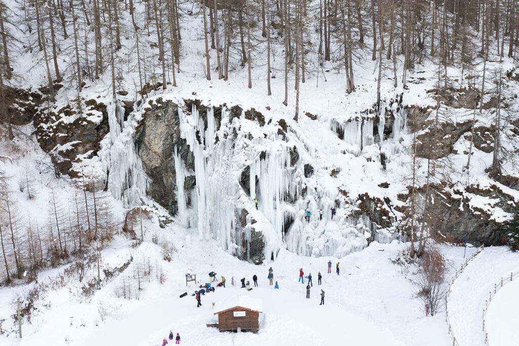 Vue panoramique sur la cascade de glace de Bessans qui permet de faire de l'escalade sur glace
