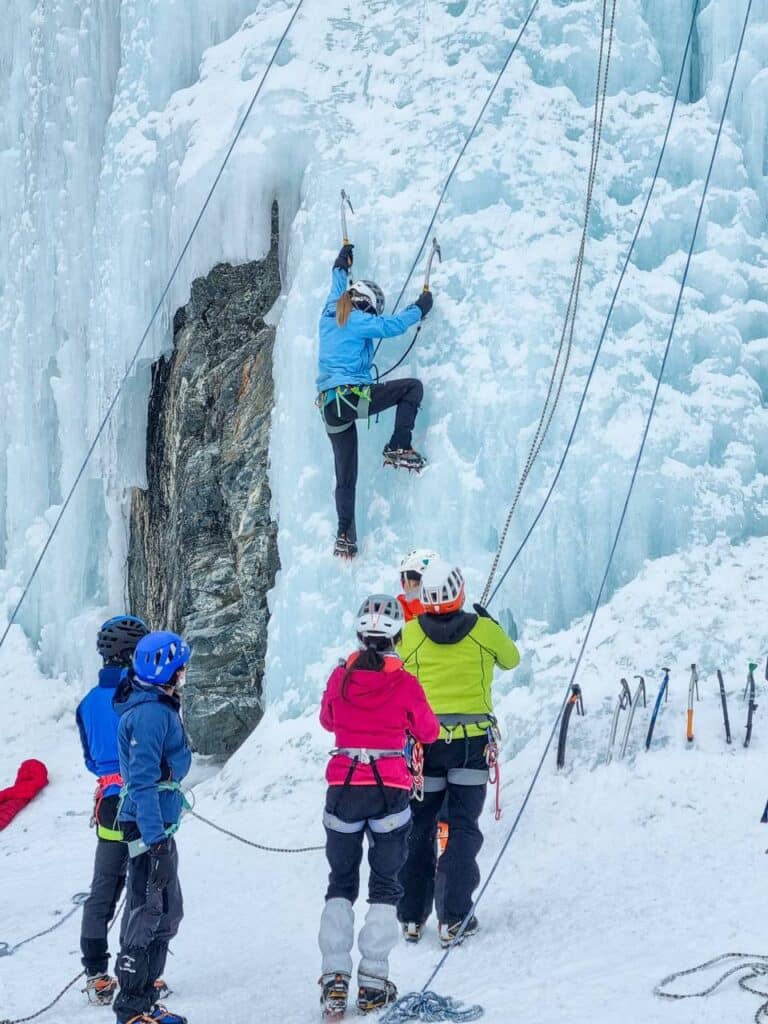 Escalade sur glace en groupe