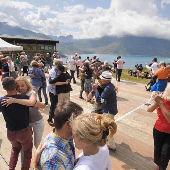 Danseurs lors de la Milonga de las Nubes organisée dans le cadre du festival de tango de Val Cenis