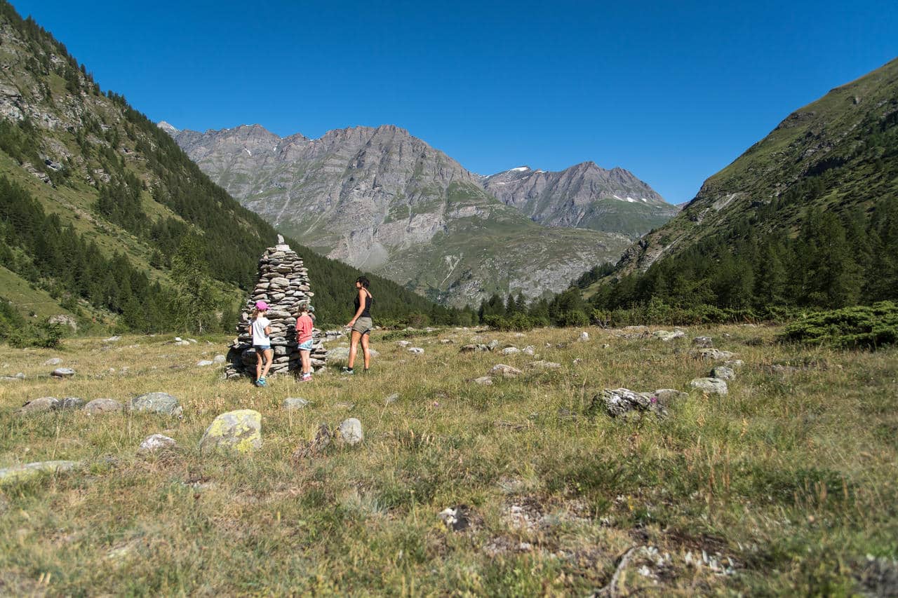 Construction d'un cairn avec les enfants
