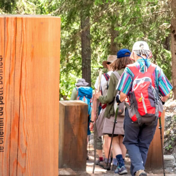 Randonneurs sur le chemin du petit bonheur