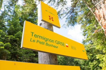 Signpost for the Petit Bonheur hike starting from Val Cenis - Termignon
