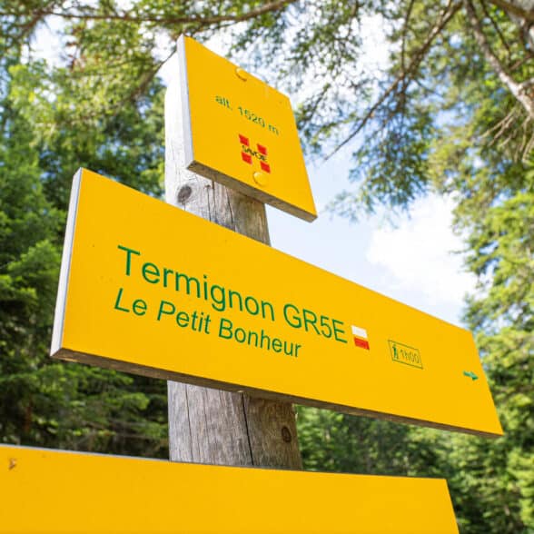 Signpost for the Petit Bonheur hike starting from Val Cenis - Termignon