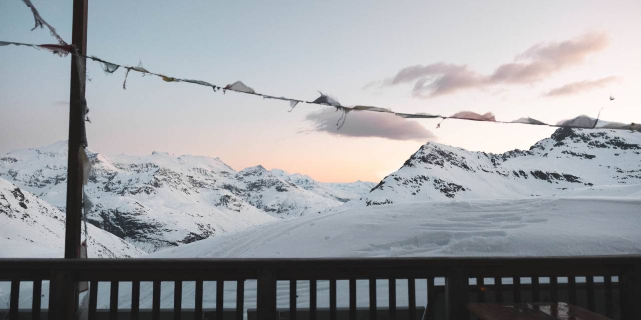 Vue sur les montagnes depuis le refuge du Carro lors d'une sortie ski de printemps
