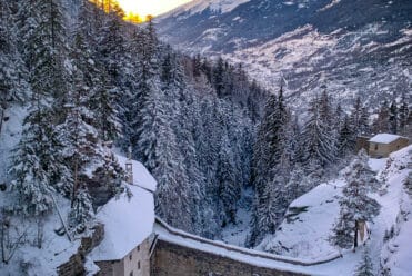 Découvrir les incontournables à Valfréjus, la chapelle du Charmaix en hiver