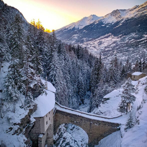 Découvrir les incontournables à Valfréjus, la chapelle du Charmaix en hiver