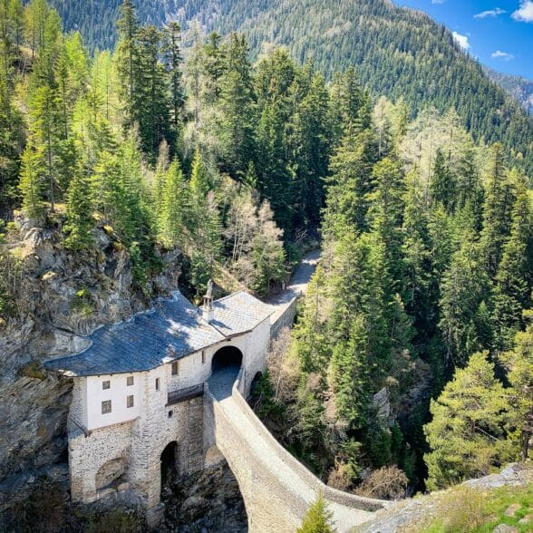 Découvrir les incontournables à Valfréjus, la chapelle du Charmaix en été