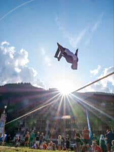 Slackline et spectacle acrobatique, Festival OUF Valfréjus, culture urbaine en montagne