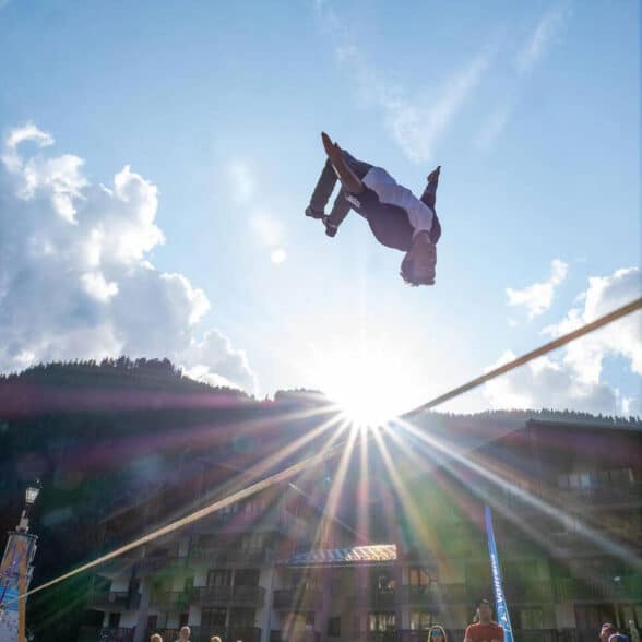 Slackline et spectacle acrobatique, Festival OUF Valfréjus, culture urbaine en montagne