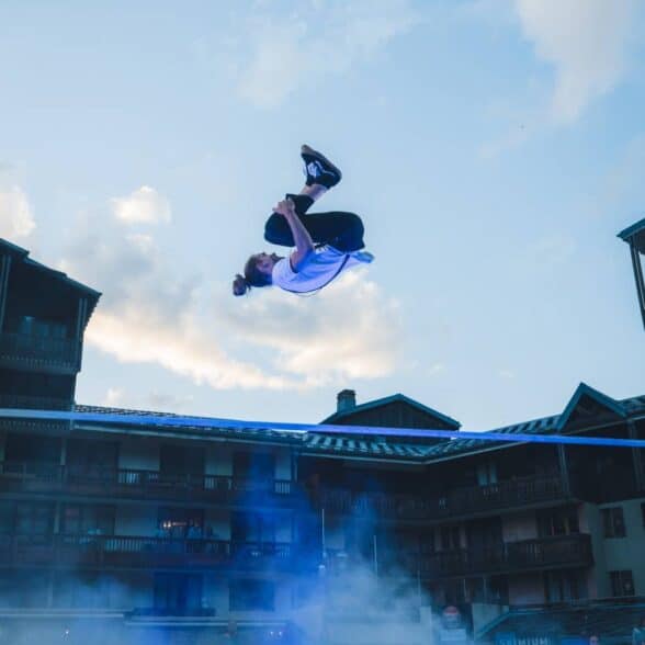 Slackline-show tijdens het Ouf (outdoor urban festival) in Valfréjus