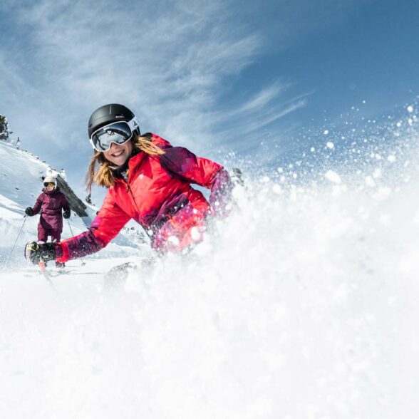 Skieuses heureuses dans la poudreuse à La Norma