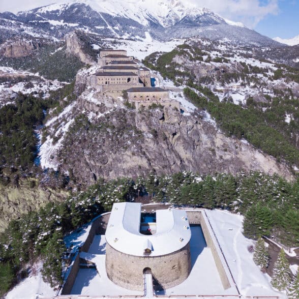 La Redoute Marie Thérèse, un des cinq forts de l'Esseillon, en hiver. A Avrieux, au pied de la station de La Norma