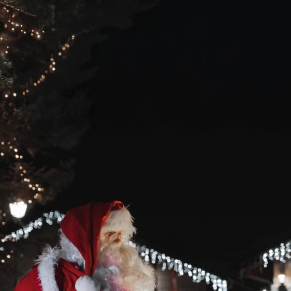 Père Noël sur le front de neige de la station de ski de La Norma, la magie des fêtes de fin d'année en station.