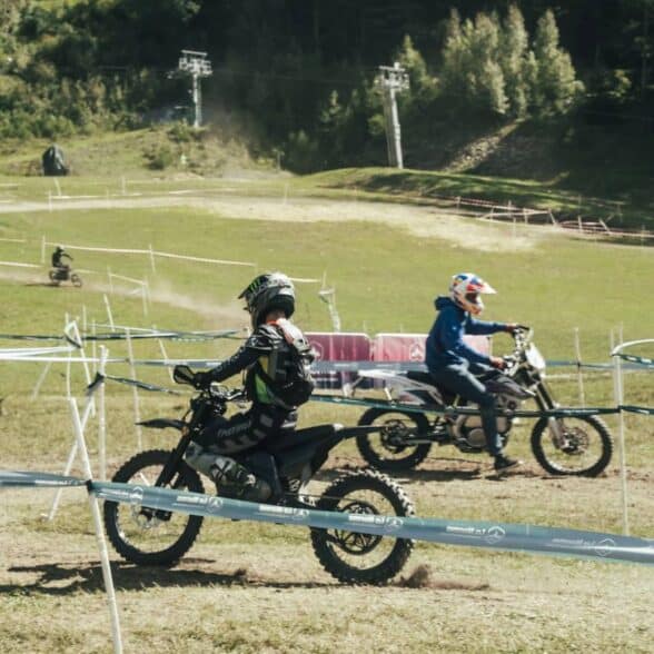 2 participants en moto électrique lors d'une animation au Emotor Fest à La Norma