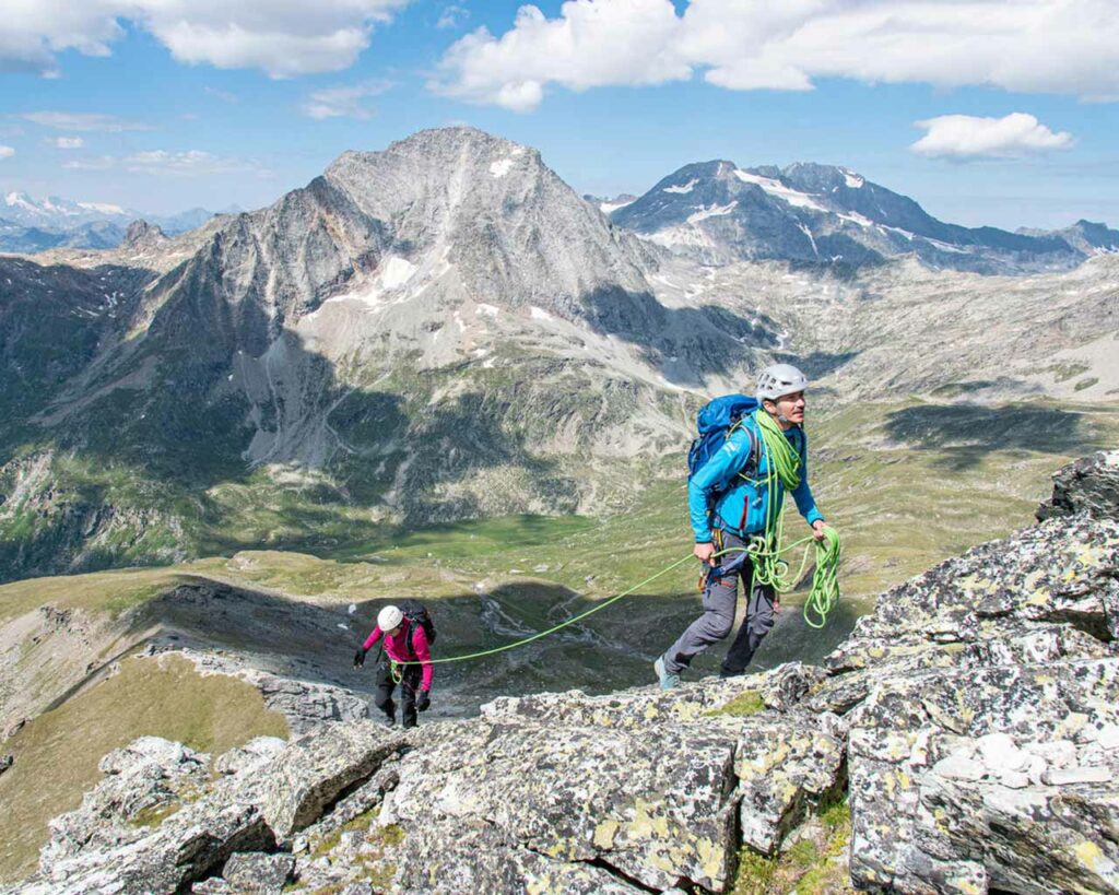 A Aussois, la nature est un vrai terrain de sports ! On peut grimper sur les rochers, pratiquer la via ferrata la plus longue de France et monter haut jusqu’au sommet de la Dent Parrachée à 3 687m !