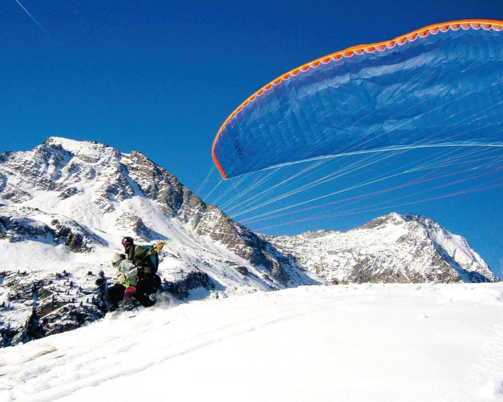 A s’offrir ou à offrir, le baptême en parapente biplace est un moment fort. Une autre façon de découvrir autrement la montagne et de vivre de belles émotions.