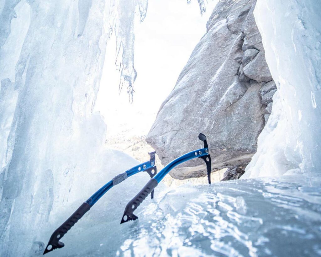 L’escalade sur glace procure des émotions inoubliables et il n’est pas nécessaire d’être un pratiquant régulier pour se faire plaisir.