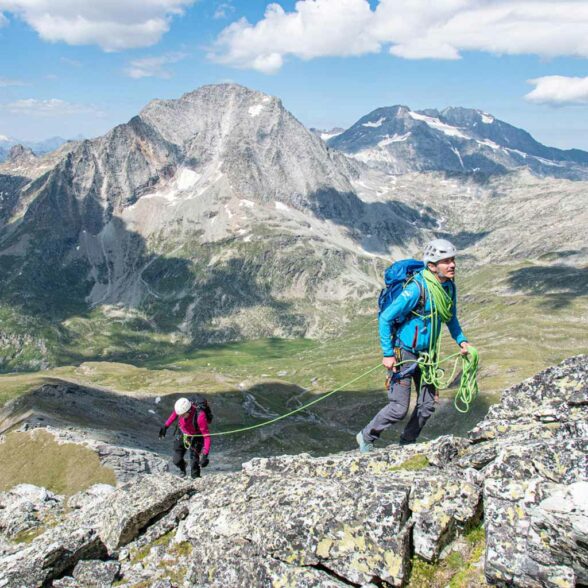 A Aussois, la nature est un vrai terrain de sports ! On peut grimper sur les rochers, pratiquer la via ferrata la plus longue de France et monter haut jusqu’au sommet de la Dent Parrachée à 3 687m !